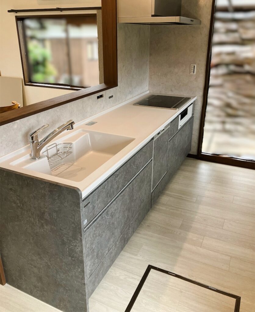 【落ち着いたグレーのたっぷり収納キッチン】豊前市　キッチンリフォーム