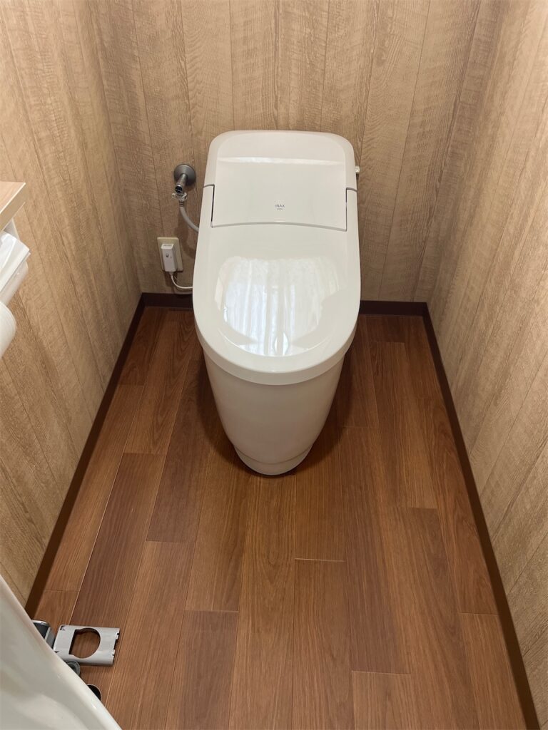 【タンク一体型ですっきり！手洗いも収納付き】宇佐市　トイレリフォーム